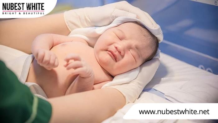 Da em bé thường có vân hồng do mạch máu hoạt động nhiều