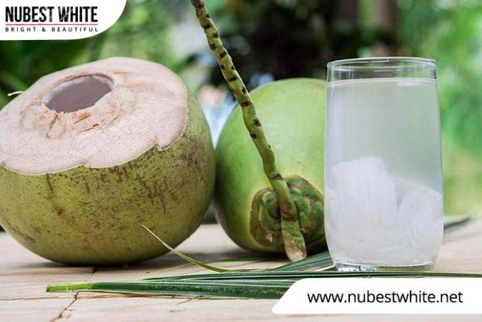 Nước dừa giúp da trắng hồng và mịn màng