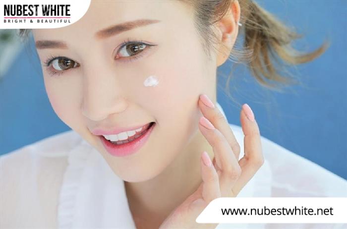 Uống nước nha đam giúp dưỡng ẩm và làm mềm da, trị mụn, ngăn ngừa mụn phát triển