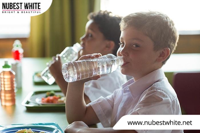 Nên uống nước ở tư thế ngồi
